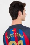 MAILLOT-FC-BARCELONE-DOMICILE-2022-23-DE-JONG-1.jpg