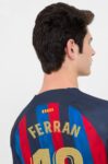 MAILLOT-FC-BARCELONE-DOMICILE-2022-23-FERRAN-1.jpg