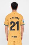 MAILLOT-FC-BARCELONE-EXTERIEUR-2022-23-DE-JONG-1.jpg
