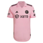 MAILLOT-MESSI-INTER-MIAMI-MESSI-GOAT-BADGE-1.jpg