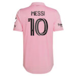 MAILLOT-MESSI-INTER-MIAMI-MESSI-GOAT-BADGE-1.jpg