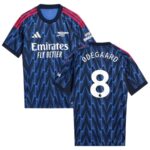 Maillot-Arsenal-Exterieur-2025-2026-Odegaard-1.jpg