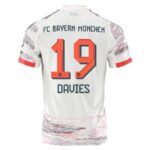 Maillot-Bayern-Munich-Exterieur-2025-2026-Davies-1.jpg