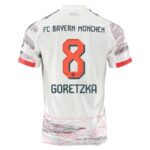 Maillot-Bayern-Munich-Exterieur-2025-2026-Goretzka-1.jpg