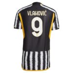 Maillot-Juventus-Domicile-2023-2024-Vlahovic-1-1.jpg