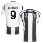 Maillot-Juventus-Domicile-2024-2025-Vlahovic.jpg