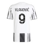 Maillot-Juventus-Domicile-2025-2026-Vlahovic-1-1.jpg
