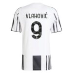 Maillot-Kit-Enfant-Juventus-Domicile-2025-2026-Vlahovic.jpg