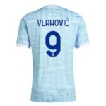 Maillot-Kit-Enfant-Juventus-Exterieur-2025-2026-Vlahovic.jpg