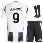 Maillot-Kit-Enfant-Juventus-Domicile-2024-2025-Vlahovic.jpg