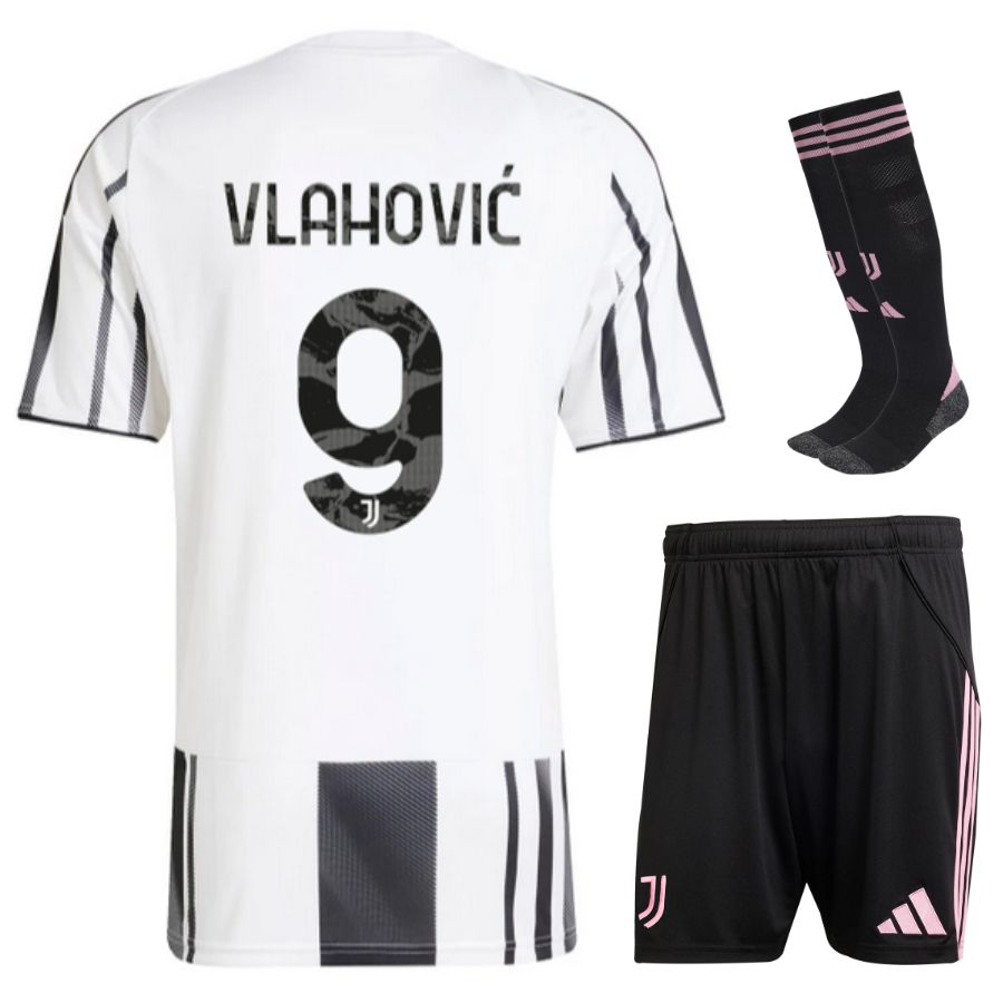 Maillot-Kit-Enfant-Juventus-Domicile-2025-2026-Vlahovic.jpg