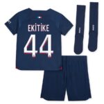 Maillot-Kit-Enfant-PSG-Domicile-2023-2024-Ekitike-1.jpg