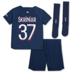 Maillot-Kit-Enfant-PSG-Domicile-2023-2024-Skriniar-1.jpg