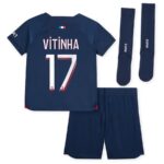 Maillot-kit-Enfant-PSG-Domicile-2023-2024-Vitinha-1.jpg
